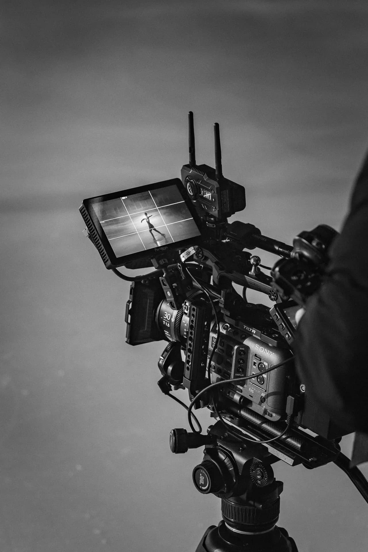 Närbild av professionell filmkamera under produktion