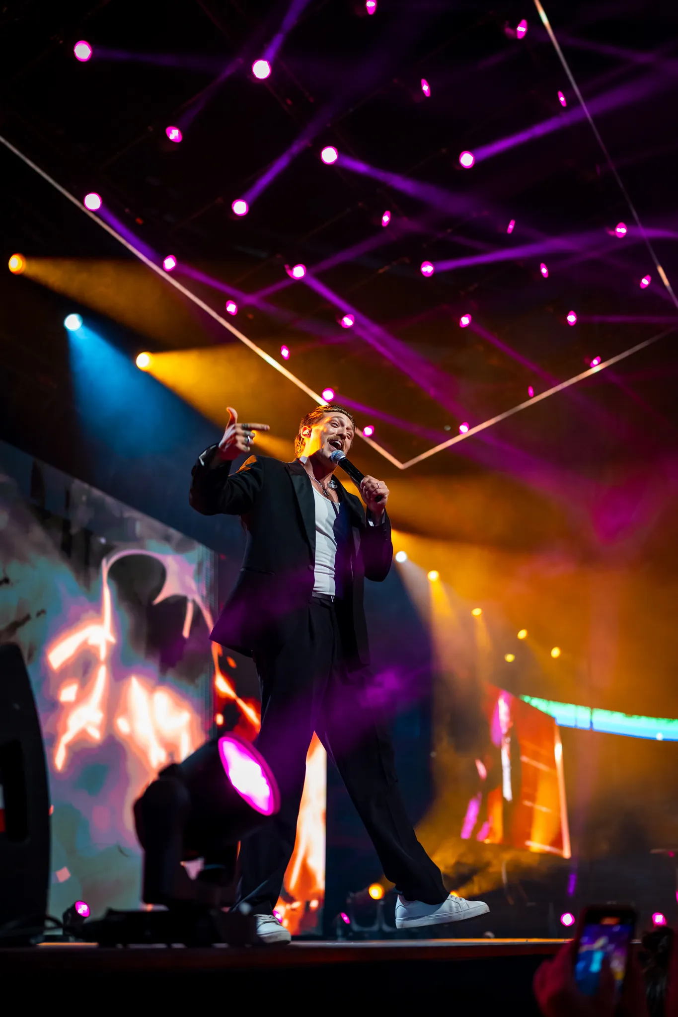 Konsert: Artist med mikrofon i gyllene ljus