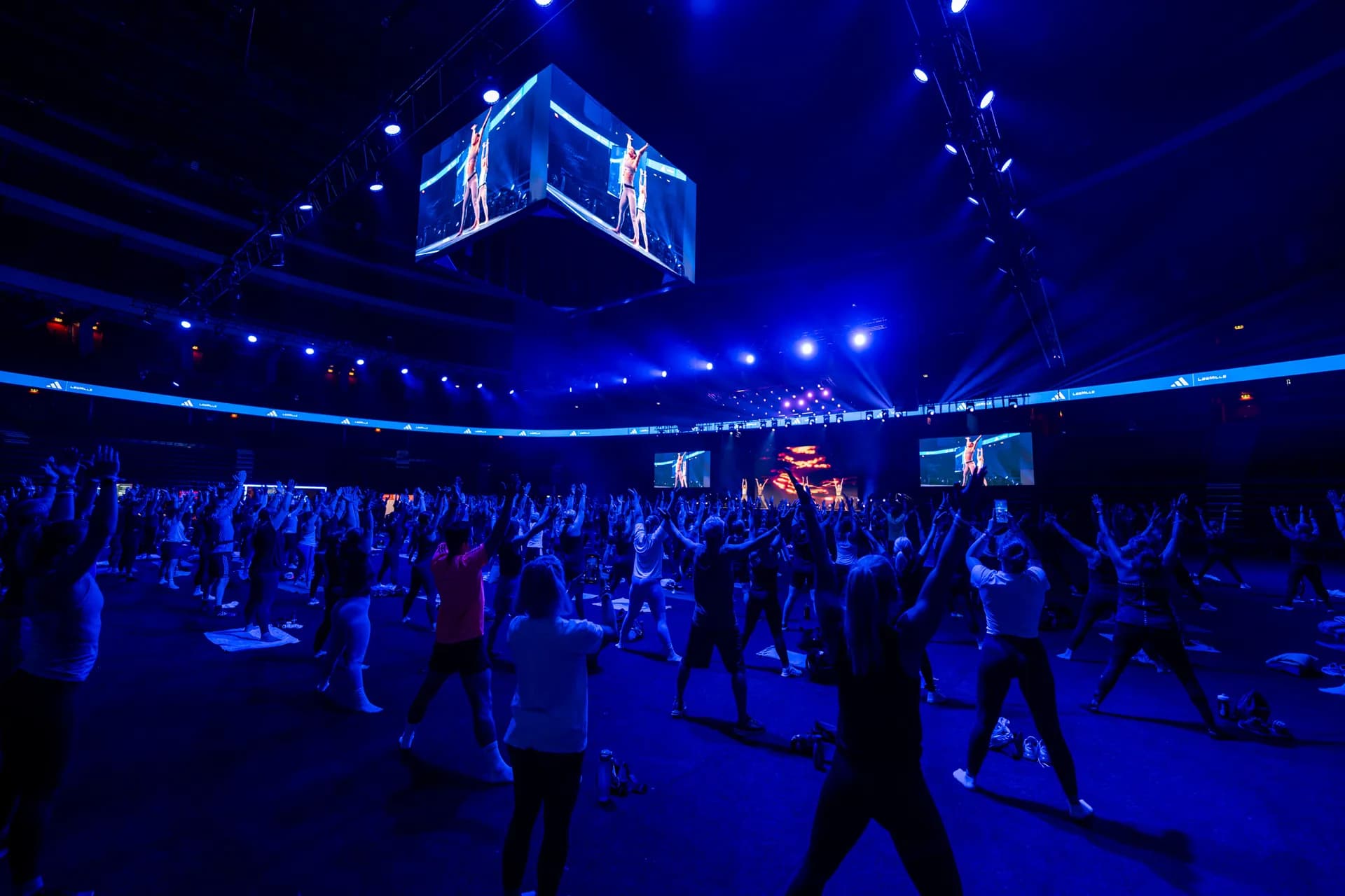 Les Mills: Arena med blått ljus och publik