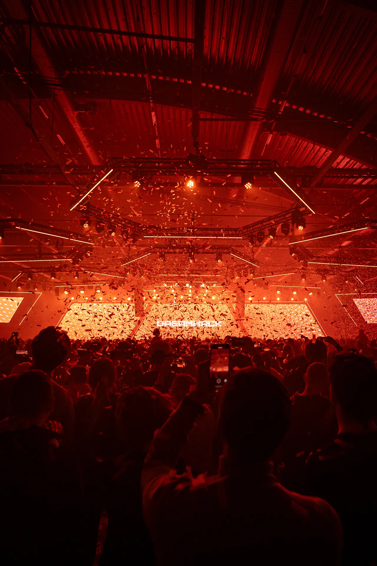 Dreamhack: Arena med konfetti och rött ljus