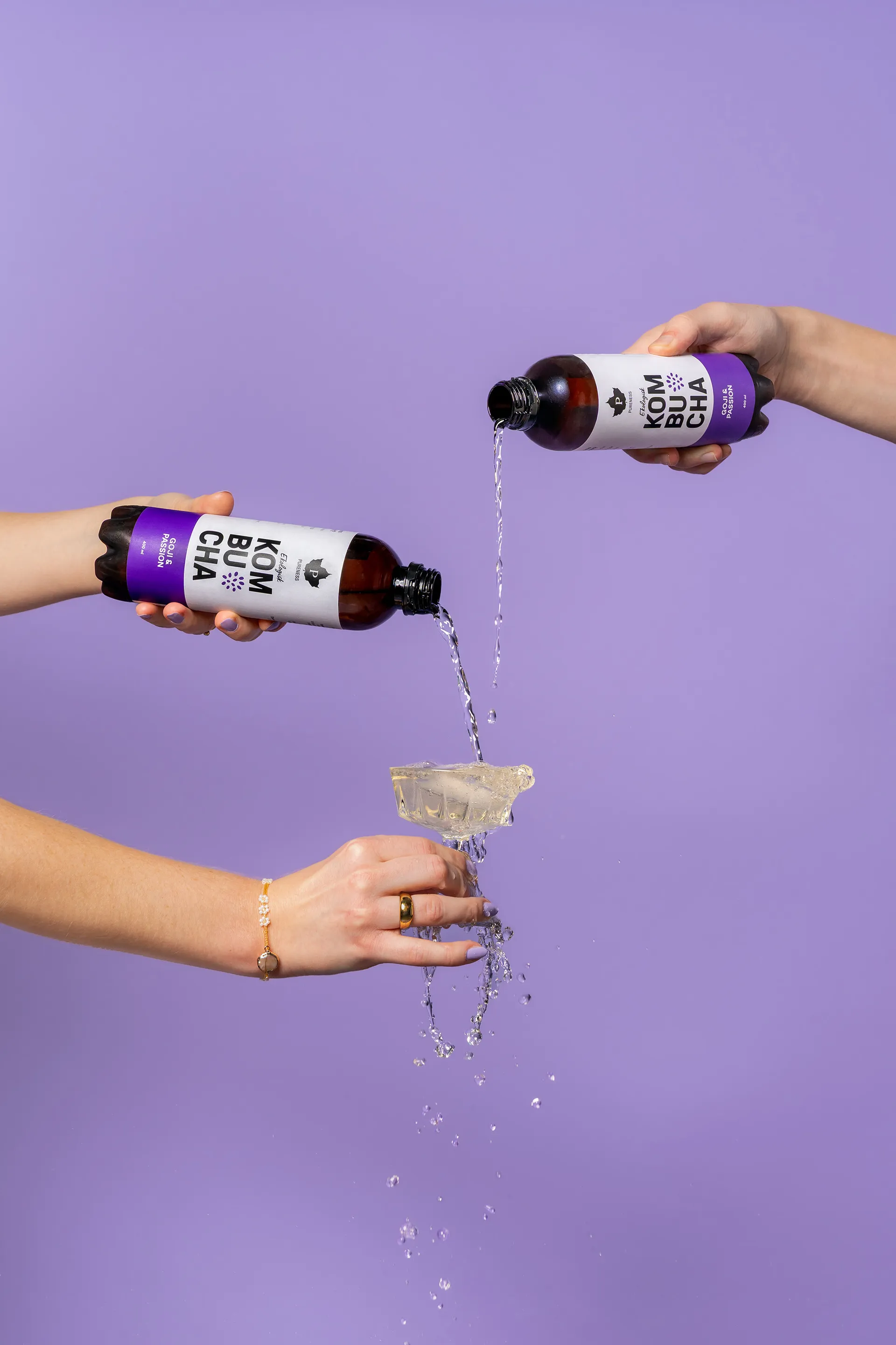 Pureness: Kombucha-flaskor häller i glas